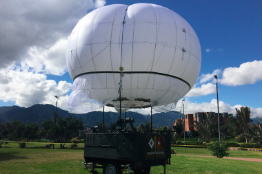 El globo aerostático Skystar 180 de vigilancia de eventos masivos se presentó en Expodefensa