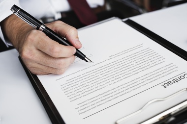 ¿Qué debe incluir un contrato profesional de seguridad para empresas y bancos?