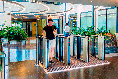 Liberty Global eleva la seguridad de entrada con los torniquetes y puertas giratorias de seguridad de Boon Edam