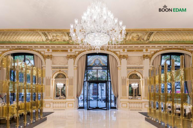 Histórico hotel de París revitaliza su entrada con las puertas giratorias Boon Edam