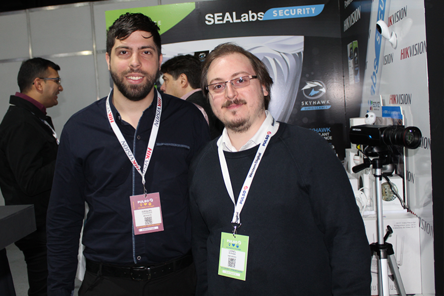 Sebastián Contreras, Ejecutivo Técnico Comercial de Security One y Lionel Rypinski, Canal de Ventas en HIKvision