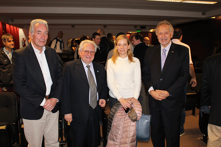 Hugo Martty (CAMOCA), Ricardo Solari y M. Eugenia Mussio (CAPER) junto a Ing. Enrique Greenberg