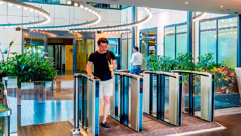 Liberty Global eleva la seguridad de entrada con los torniquetes y puertas giratorias de seguridad de Boon Edam