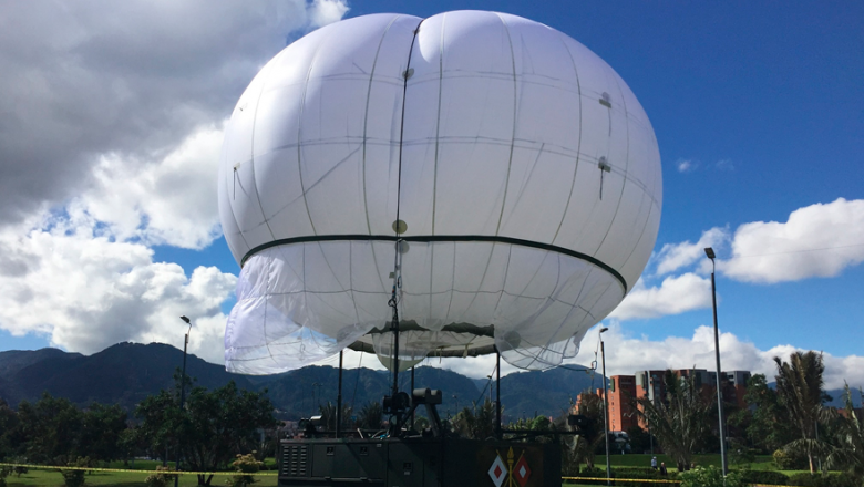 El globo aerostático Skystar 180 de vigilancia de eventos masivos se presentó en Expodefensa